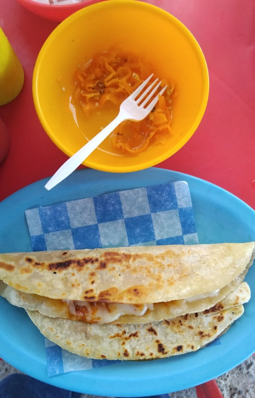 Quesadilla dorada en plato azul
